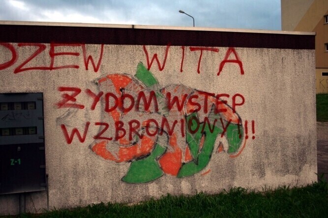 Wulgarne napisy szpecą budynki