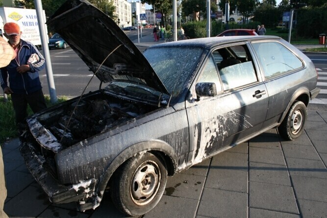 Samochód zapalił się na skrzyżowaniu