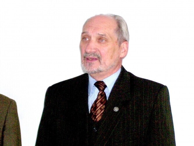 Macierewicz Rząd niedoszacował strat