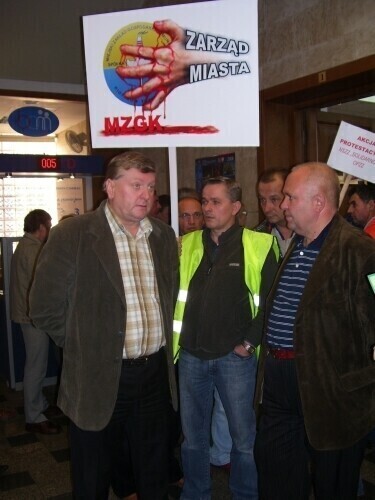 Transparenty burzliwa dyskusja i zdjęte uchwały