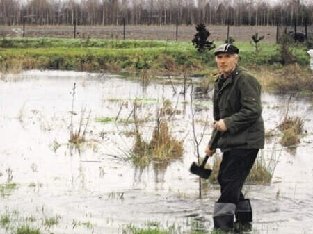 Woda znów zalewa działki mieszkańców Brzeźnickiej