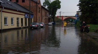 Burza: Zalane ulice, powalone drzewa