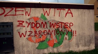 Wulgarne napisy szpecą budynki
