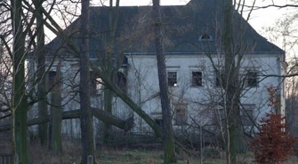 Gmina Aleksandrów: Niszczeje zabytkowy dwór