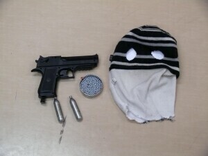 Tomaszów Bronią sterroryzowali ekspedientkę