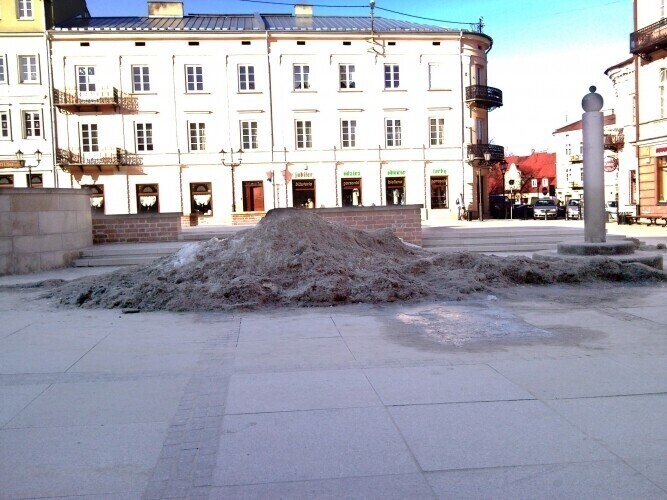 Piotrków Hałdy brudnego śniegu straszą mieszkańców