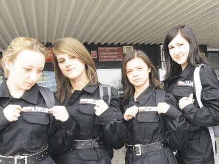 Ciągnie uczniów do munduru