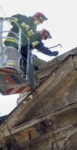 Piotrków Europa sypie się na głowy przechodniów