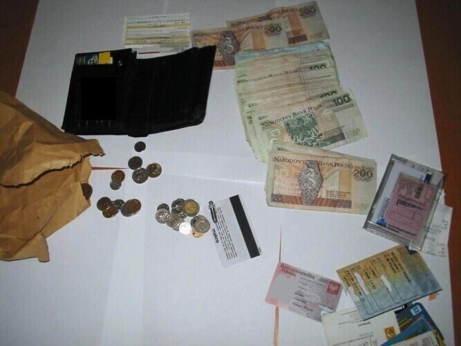 Radomsko Zostawił pieniądze na...dachu auta