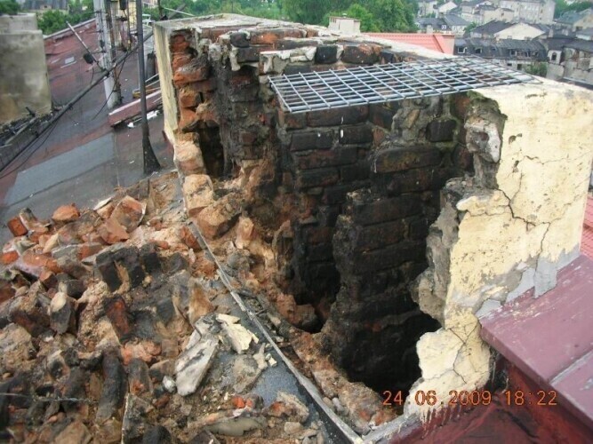 Piotrków Z kamienicy spadły kawałki komina