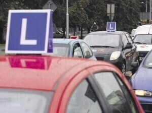 Młodzi kierowcy pod ścisłym nadzorem