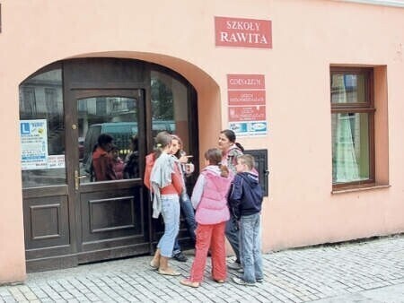 Śledczy zapuka do Rawity