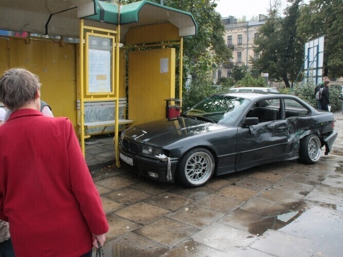 Rozpędzone BMW wjechało w przystanek