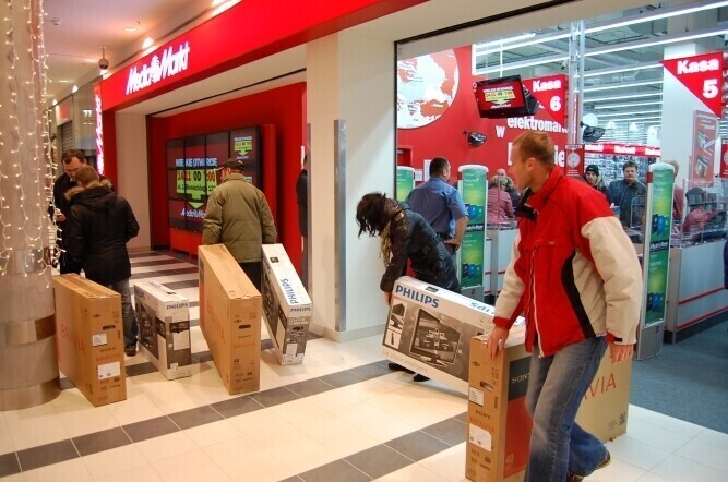 Piotrków Tłumy przed Media Markt