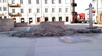 Piotrków: Hałdy brudnego śniegu "straszą" mieszkańców