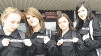 Ciągnie uczniów do munduru 