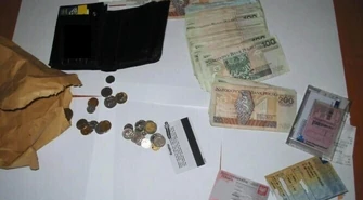 Radomsko: Zostawił pieniądze na...dachu auta