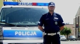 Policjanci ubrani na granatowo