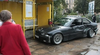 Rozpędzone BMW wjechało w przystanek 