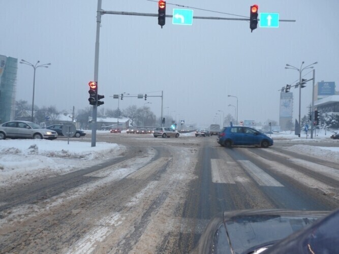 Piotrków Na drogach wciąż zalega śnieg
