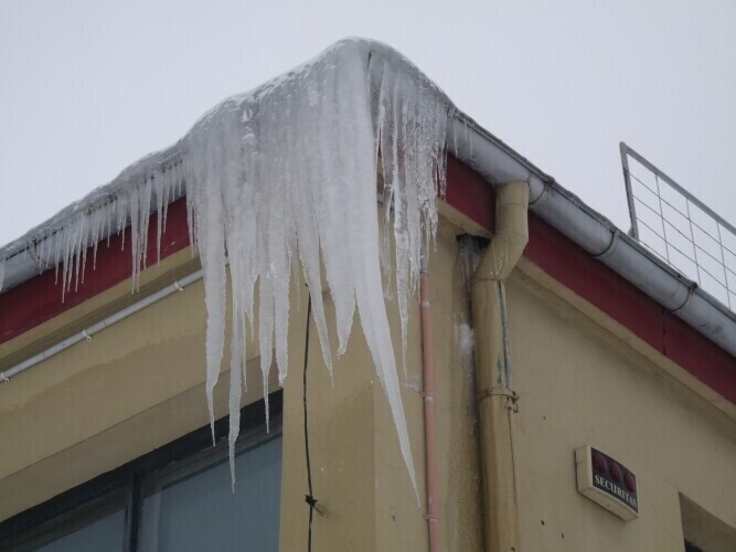 Strażacy walczą nie z ogniem a z... lodem