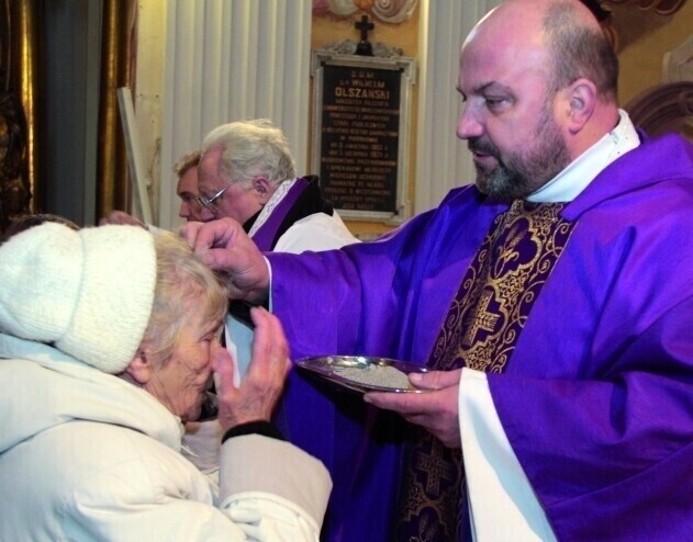 W kościołach posypali głowy popiołem