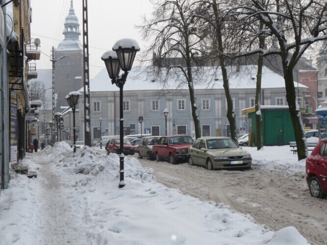 Hałdy śniegu zalegają na Placu Czarnieckiego