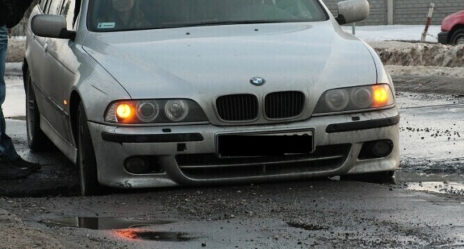 Wjechał w dziurę rozbił samochód