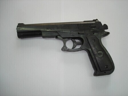 Piotrków Na zakupy z atrapą broni