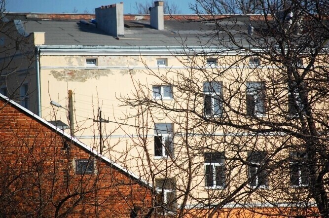 Lokatorów jeszcze nie ma a tynk już odpada