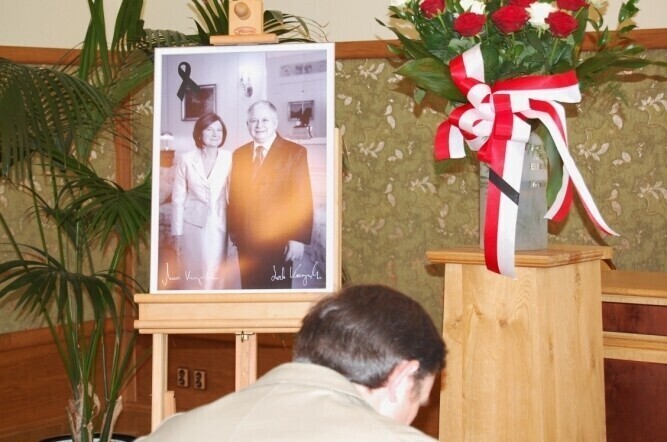 Wpisy z księgi kondolencyjnej w piotrkowskim USC