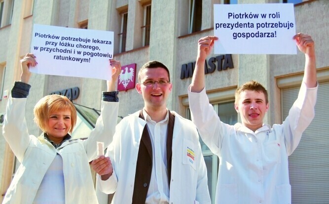 Koniec władzy lekarzy happening przed UM