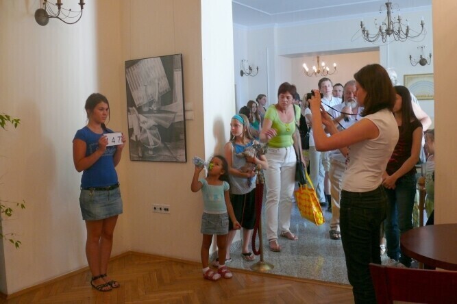 Kilkaset osób na casting do filmu Hoffmana