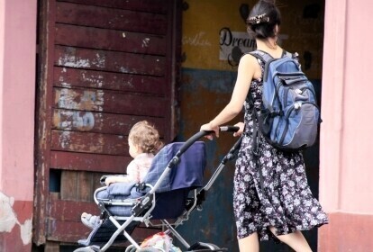 Z dzieckiem na ręku przez miasto