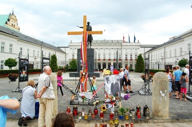 Czy krzyż przed pałacem powinien pozostać