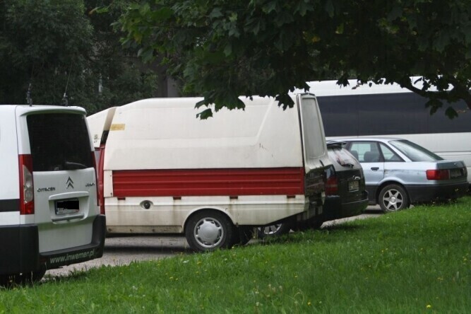 Piotrków Bawią się i nocują w polonezie