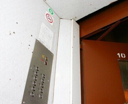 Zamenhofa Staruszek wpadł do szybu windy