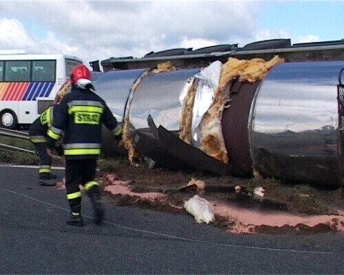 Wywrócona cysterna - utrudnienia w ruchu