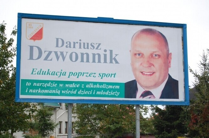 Piotrków Krzyk Dzwonnika poprzez billboardy