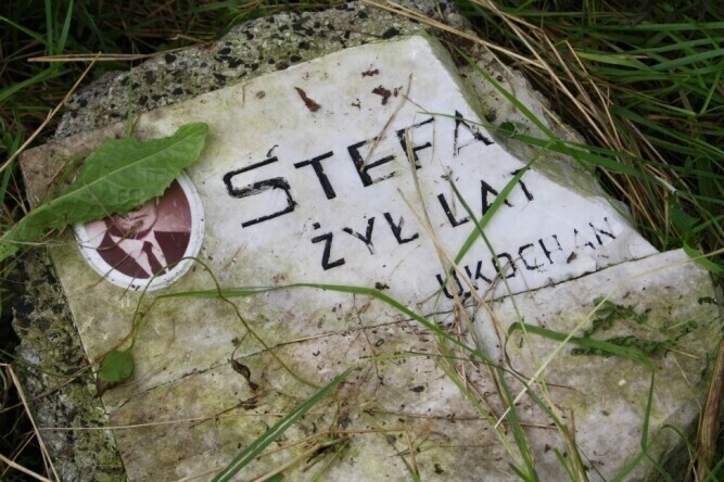 Krzyż i nagrobek w porzucone w centrum miasta