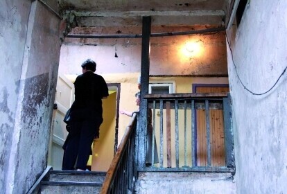 Wilgoć smród i larwy pod żyrandolem