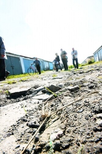 Dziury i rwący potok w zagłębiu garażowym