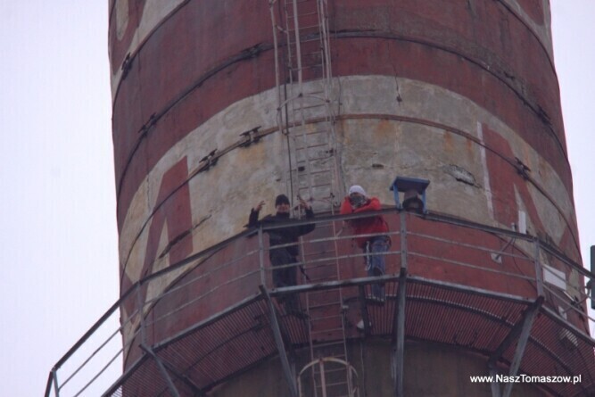 Tomaszów Weszli na komin i obrażali przechodniów