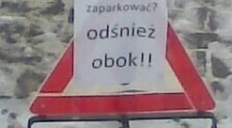 Piotrków: „Chcesz zaparkować – odśnież obok!!!”