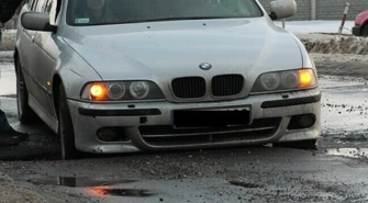 Wjechał w dziurę, rozbił samochód