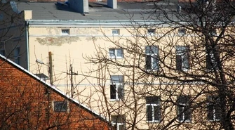 Lokatorów jeszcze nie ma, a tynk już odpada