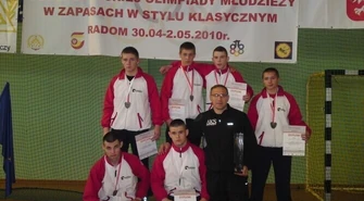 Triumf młodych zapaśników AKS