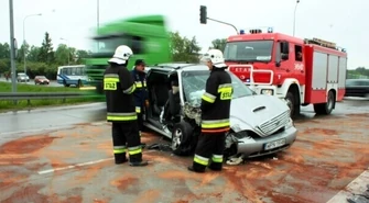 Uderzył w sygnalizator &#8211; trzy osoby w szpitalu