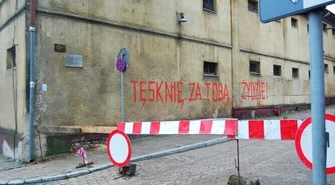 "Tęsknię za Tobą Żydzie” na murze więzienia