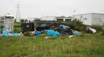 Kupa śmieci na osiedlu do likwidacji